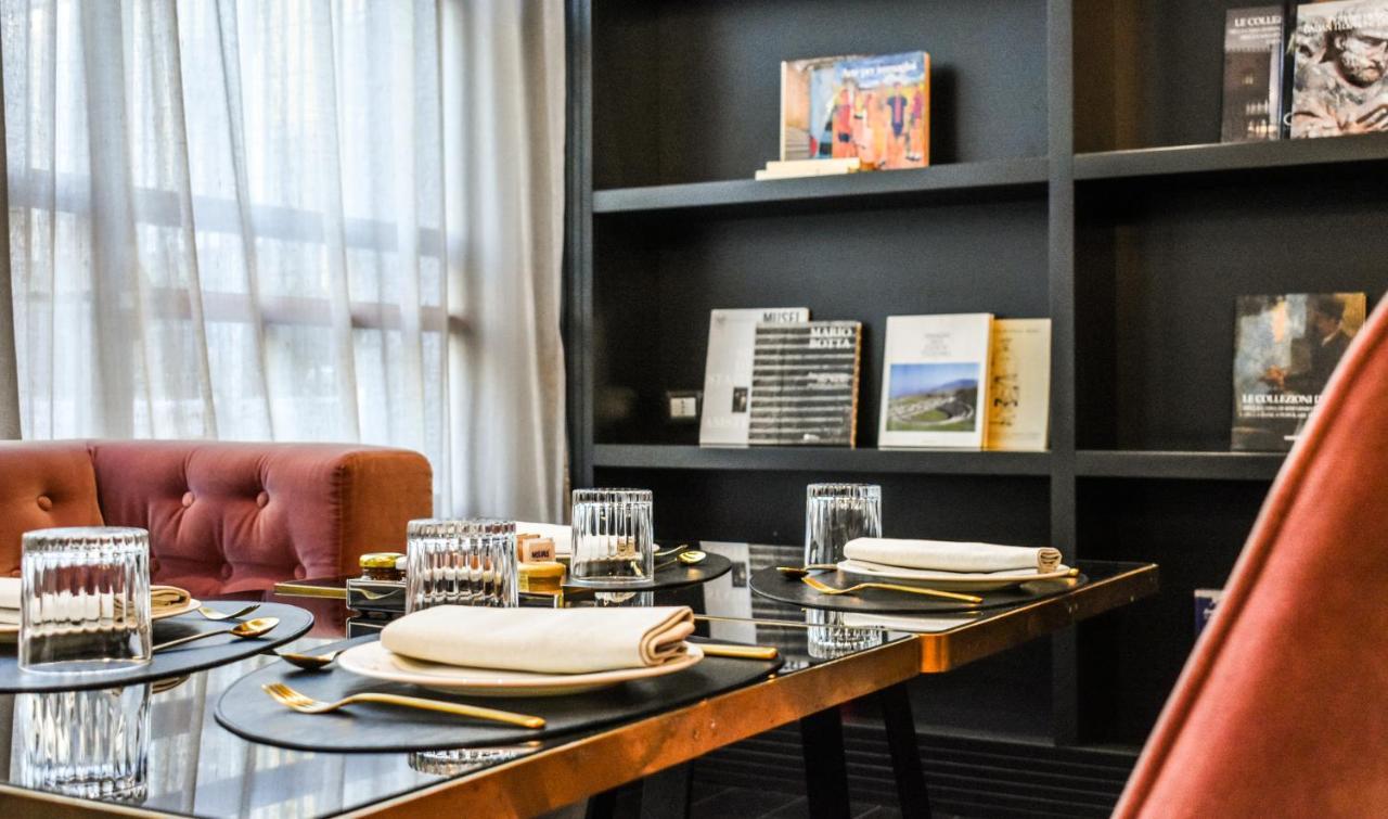 Palazzo Cornalia Hotel Milan Luaran gambar A table set for dinner