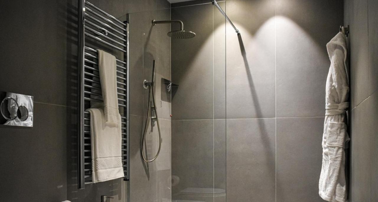 Palazzo Cornalia Hotel Milan Luaran gambar A shower with a fixed shower head and a handheld shower head