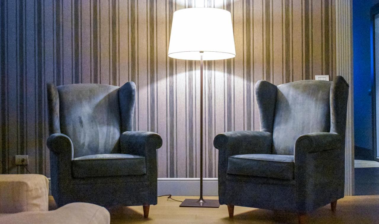 Palazzo Cornalia Hotel Milan Luaran gambar A floor lamp
