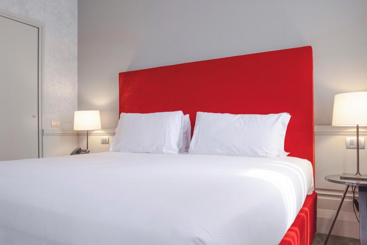 Palazzo Cornalia Hotel Milan Luaran gambar A bed with a red headboard