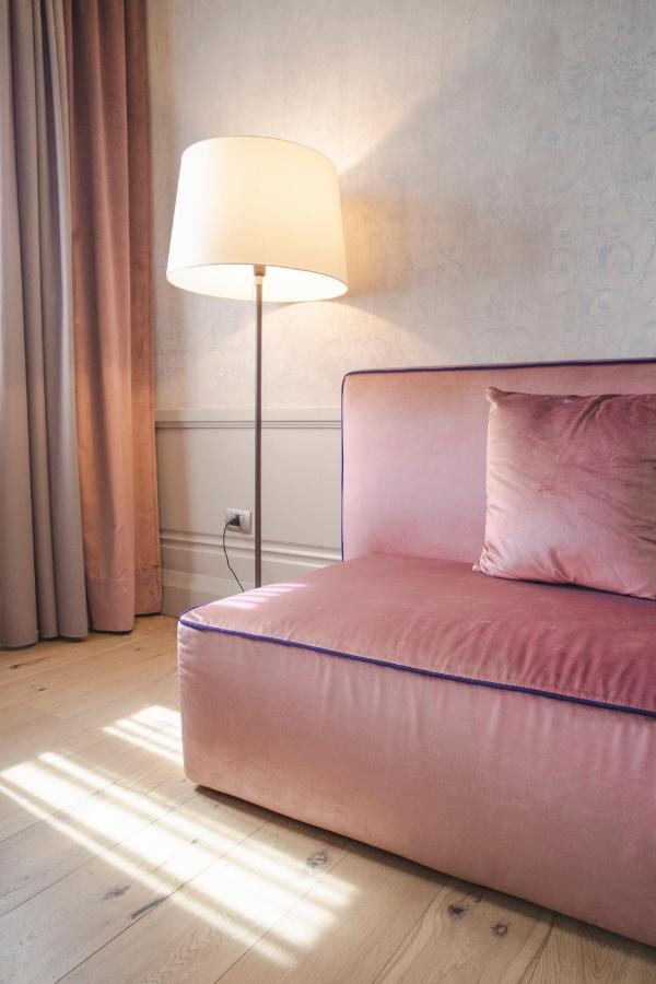 Palazzo Cornalia Hotel Milan Luaran gambar A sofa in a hotel room