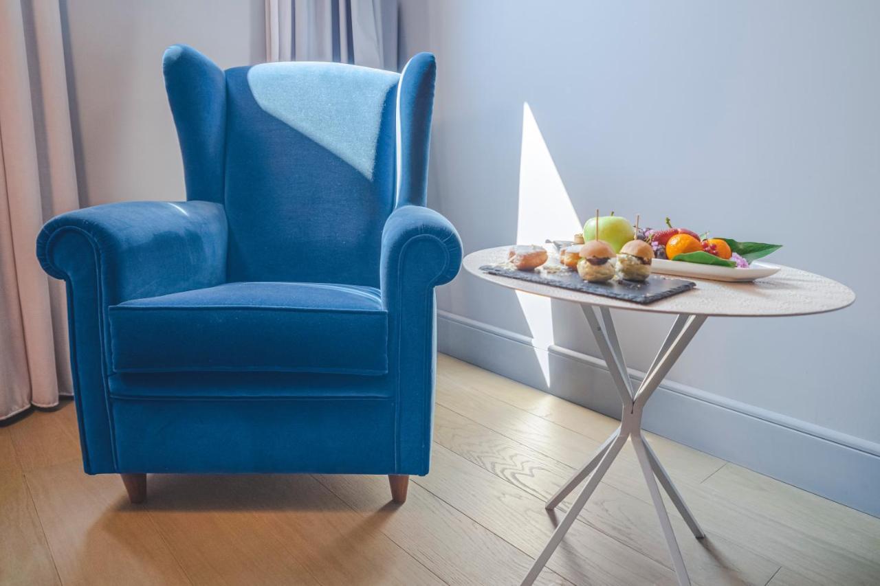 Palazzo Cornalia Hotel Milan Luaran gambar A blue armchair