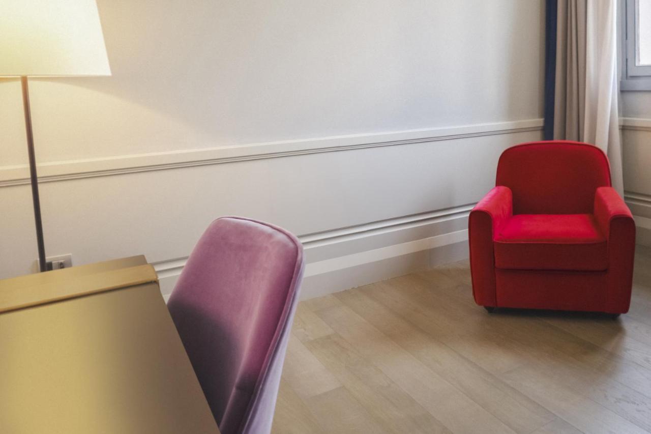 Palazzo Cornalia Hotel Milan Luaran gambar A chair in a room