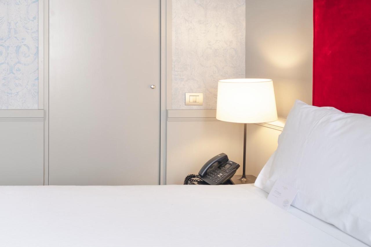 Palazzo Cornalia Hotel Milan Luaran gambar A telephone in a hotel room