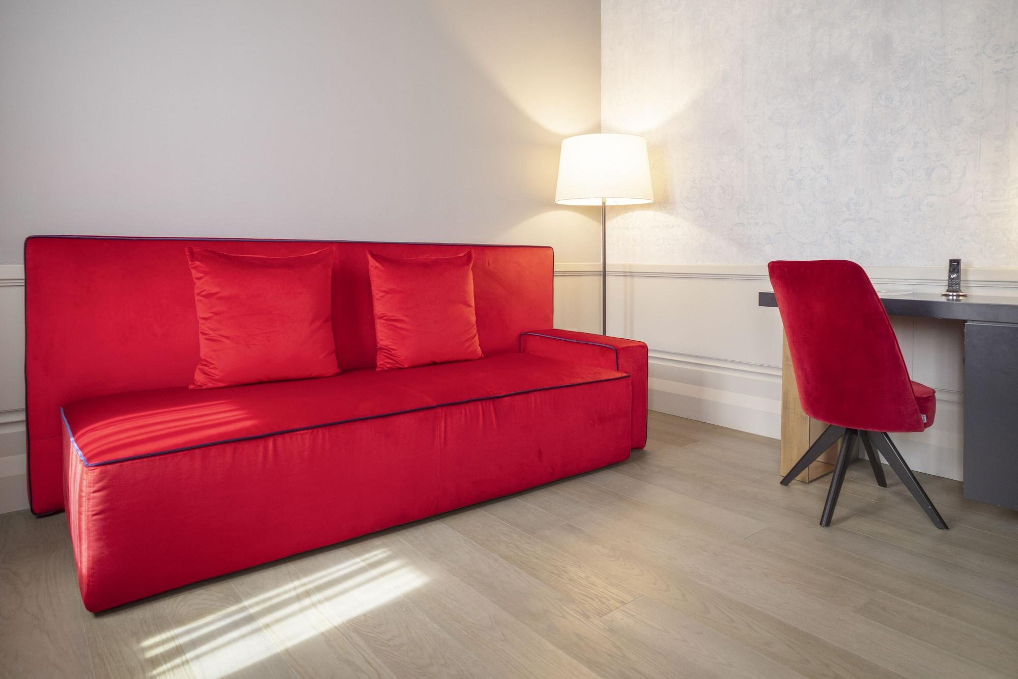 Palazzo Cornalia Hotel Milan Luaran gambar A red sofa