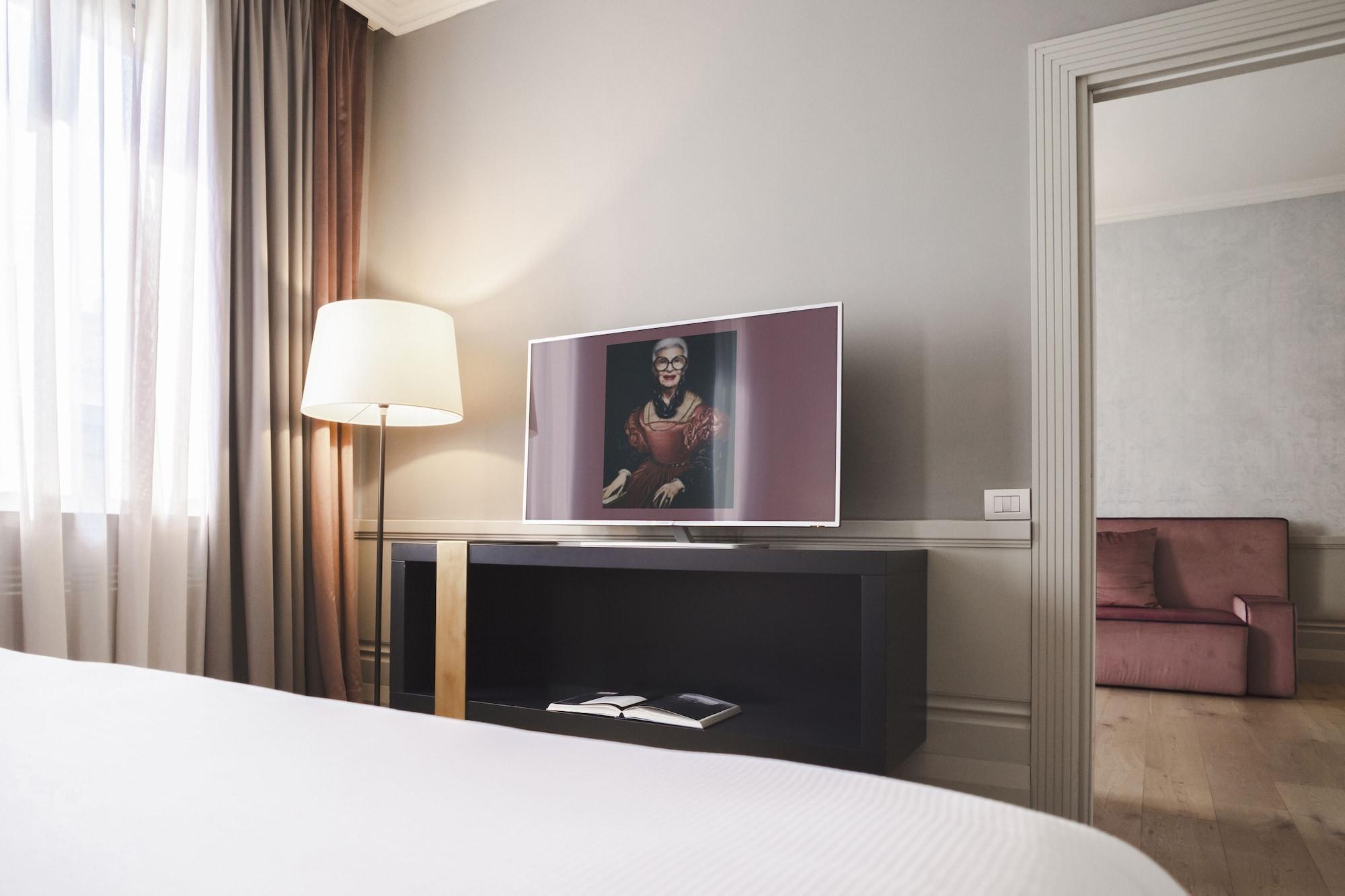 Palazzo Cornalia Hotel Milan Luaran gambar A television in a hotel room