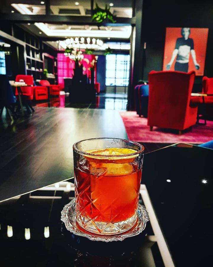 Palazzo Cornalia Hotel Milan Luaran gambar A Negroni cocktail